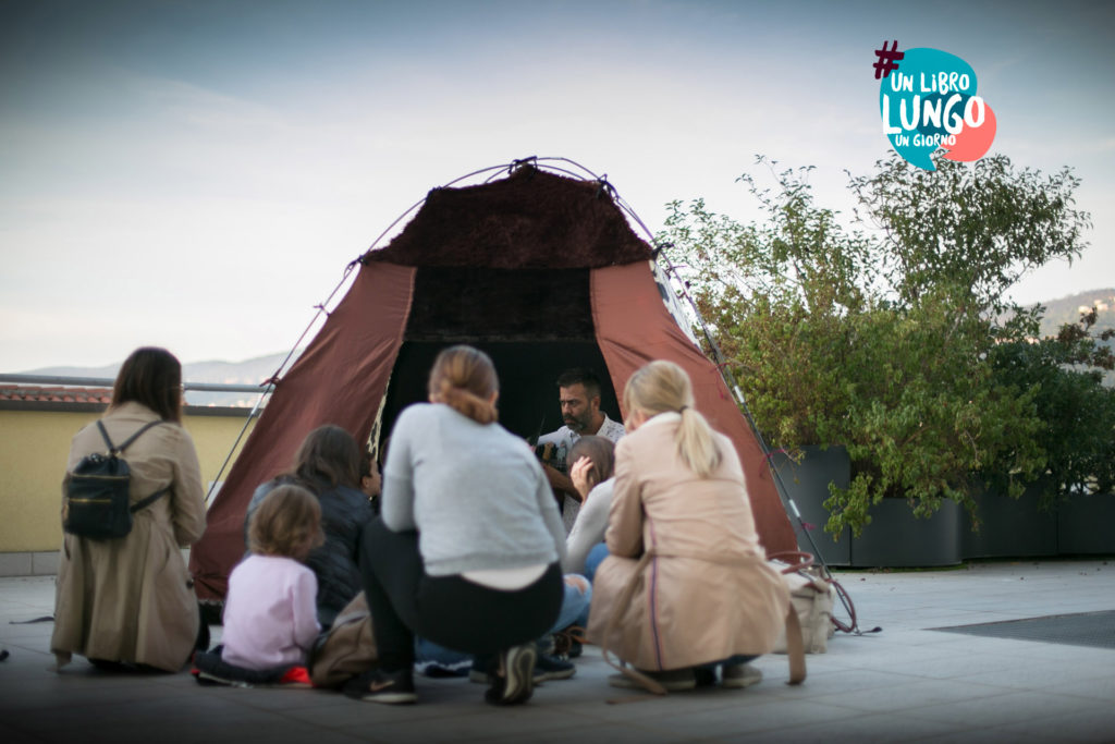 Tenda con bambini che ascoltano letture