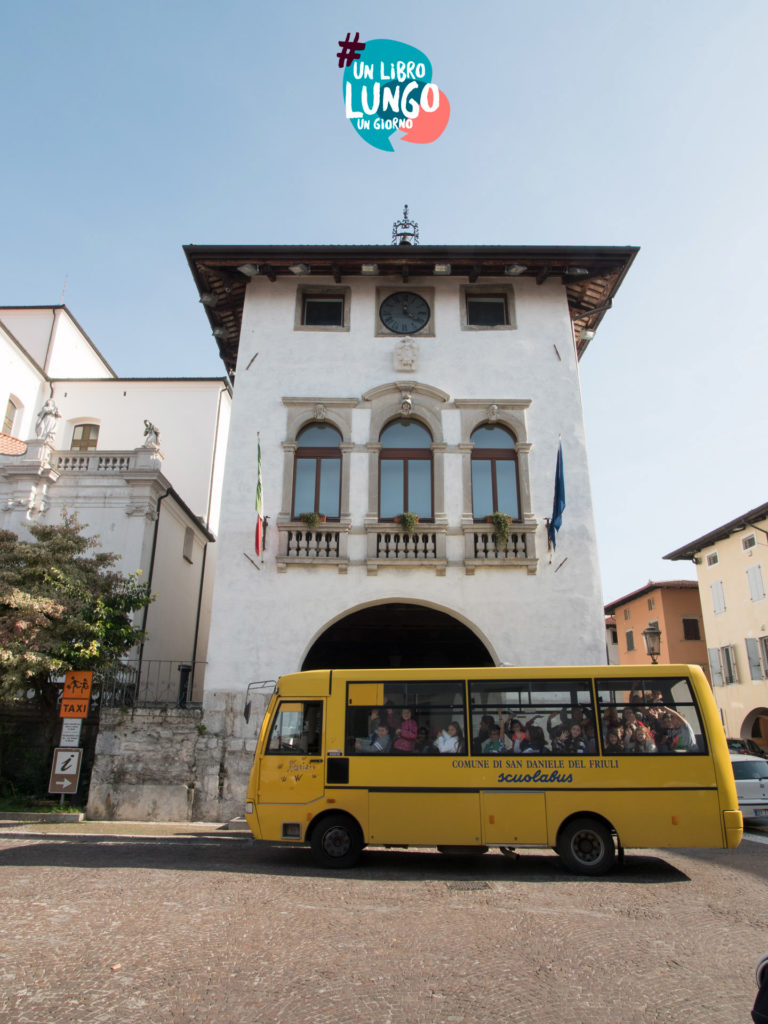 Scuolabus davanti Biblioteca Guarneriana